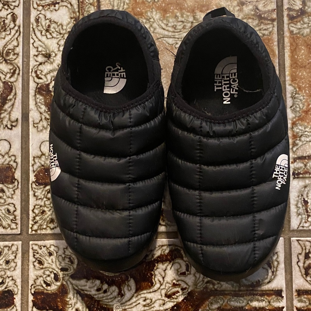 The North Face women’s  Black Quilted Slippers/shoes